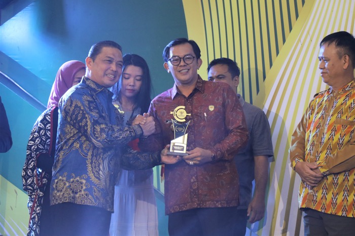 keterbukaan-informasi-sabet-the-best-informative-kalbar-tahun-2025