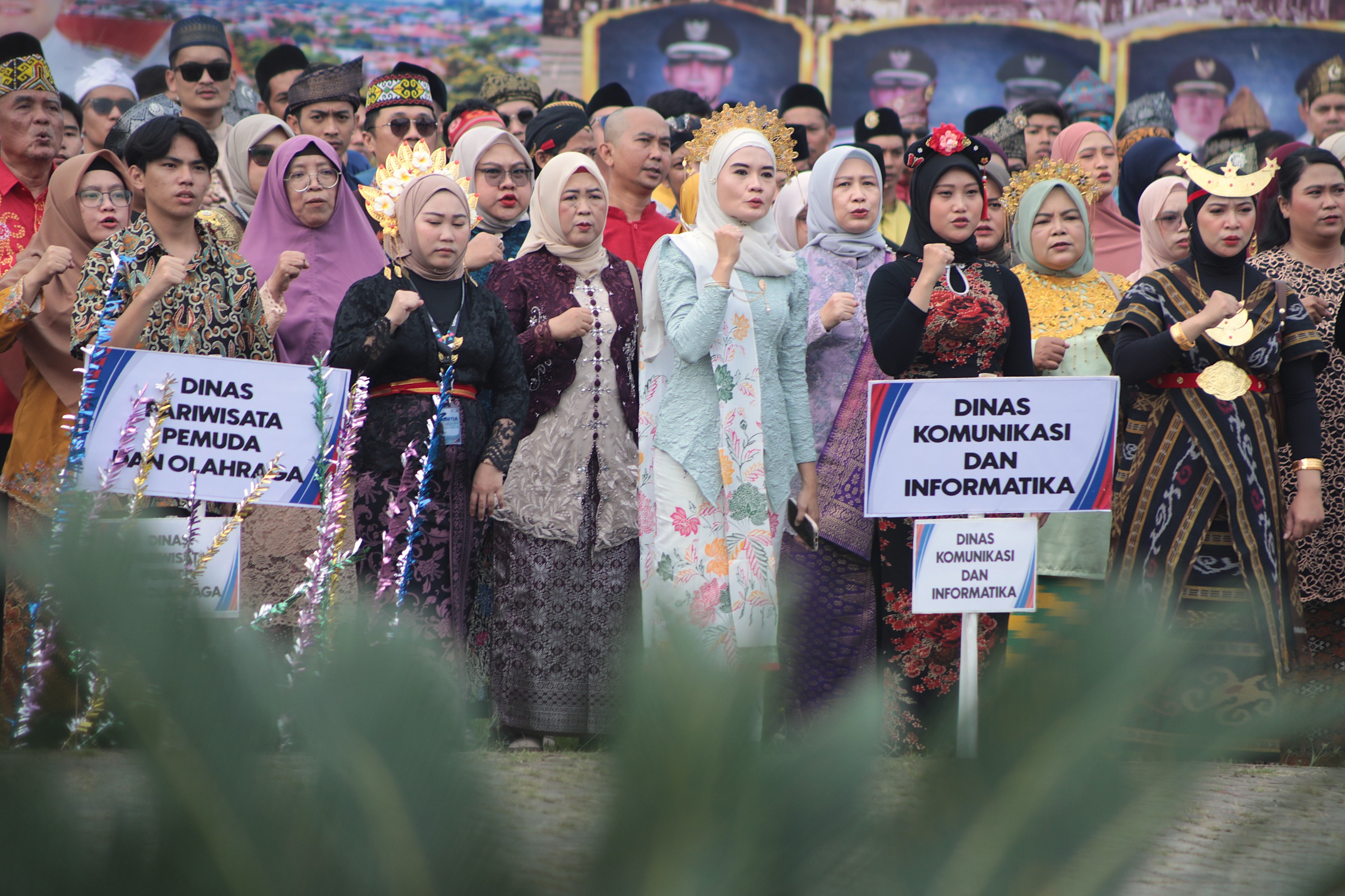 Dinas Kominfo Singkawang Ikuti Upacara dan Defile Hari Jadi Pembentukan Kota Singkawang ke-25